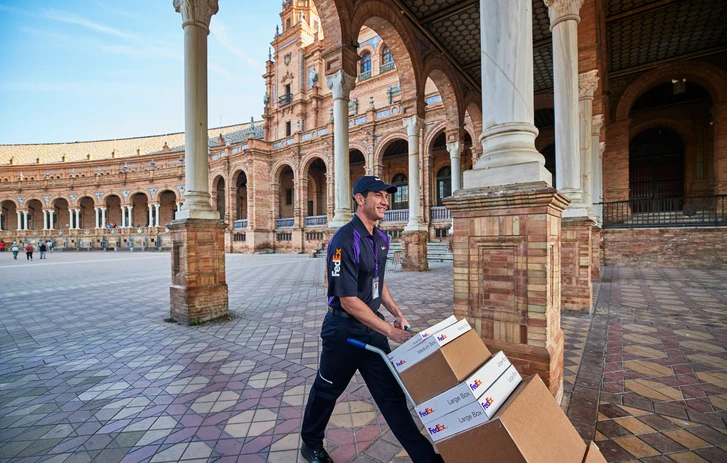 FedEx 배송 담당자가 고객에게 상품을 전달하는 모습